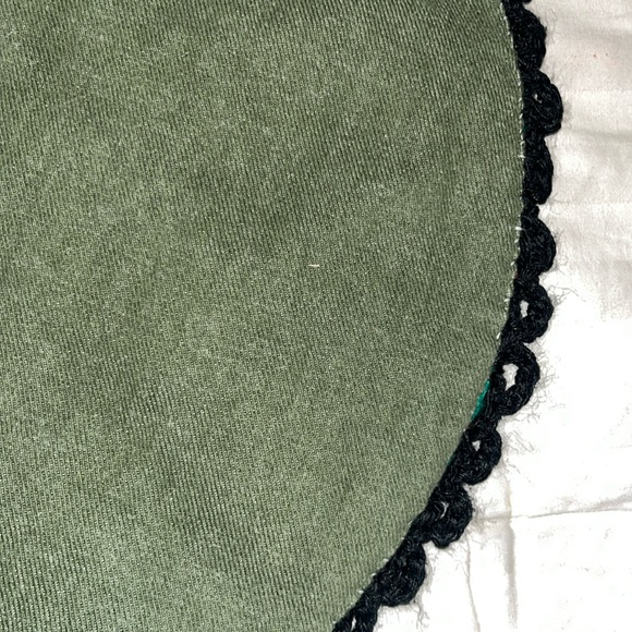 Large Round Hand Crocheted Placemats Holiday Poinsettia Lot of 6 - Picture 4 of 6